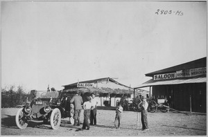 Townspeople of Ehrenburg, Ariz. Terr., greet a stranger in an automobile on his pioneer cross country tour. Saloon in ba - NARA - 513354