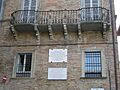 Urbino, targe virgilio vecchietti e polidoro virgili e balcone