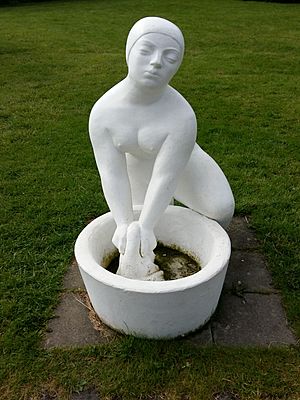 Þvottakona - sculpture by Ásmundur Sveinsson