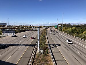 2022-10-08 10 30 43 View south along Interstate 95 (Delaware Expressway) from the overpass for a ramp leading from northbound Interstate 95 to Philadelphia International Airport in Tinicum Township, Delaware County, Pennsylvania