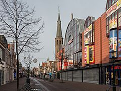 Alkmaar, straatzicht De Laat met de voormalige Domuskerk foto7 2014-12-26 11.52