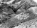 Bundesarchiv Bild 135-S-15-22-23, Tibetexpedition, Berghang mit tibetischer Schrift