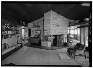 INTERIOR VIEW IN (SOUTH) LIVING ROOM, SHOWING FIREPLACE SOUTH TO NORTH - Isaac N. Hagan House, Kentuck Knob, U.S. Route 40 vicinity (Stewart Township), Chalkhill, Fayette County, HABS PA,26-CHALK,1-29