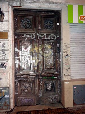 Luca Prodán puerta casa Alsina 451