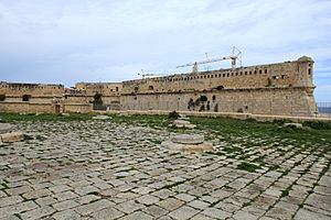 Malta - Valletta - Misrah Sant' Iermu - Fort St. Elmo 02 ies