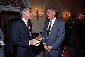 Photograph of President William J. Clinton Greeting Illinois Governor Jim Edgar - NARA - 2840358