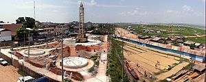 Plaza de reloj público en reconstrucción 2004
