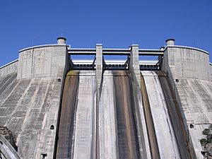 Presa del embalse de El Grado (Huesca)