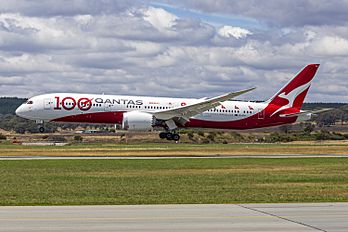 Qantas (VH-ZNJ) Boeing 787-9 Dreamliner landing at Canberra Airport (6)