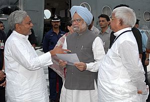 The Chief Minister of Bihar, Shri Nitish Kumar discussing with the Prime Minister, Dr. Manmohan Singh about the relief operations on flood-affected areas, in Bihar, August 28, 2008