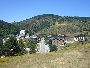 Vista del barri de l'estació de tren de la Molina.JPG