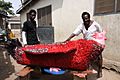 Ataa Oko and Kudjo Affutu with Oko's red coq coffin 2009. Foto Regula Tschumi