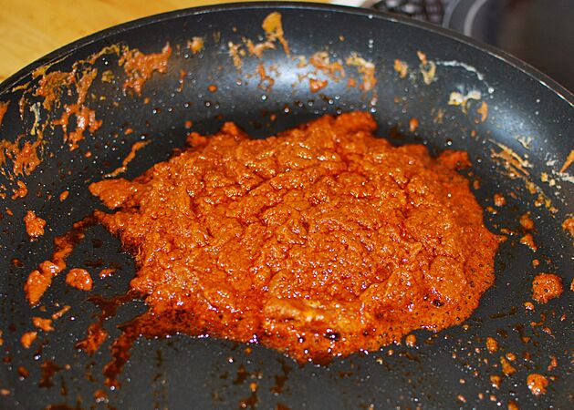 Curry paste fried with coco cream