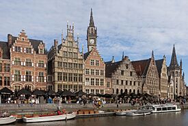 Gent, de Graslei vanaf de Korenlei met oeg24758tm61+25159 IMG 0447 2021-08-13 18.37.jpg