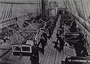 HMS Sapphire crew and guns AWM 302268