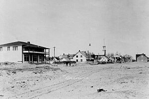 Nouveau magasin de la Baie d Hudson et maison du commis, Betsiamites, avant 1920