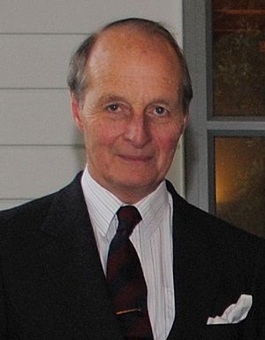 Sir Lachlan Maclean 2010 (cropped).jpg
