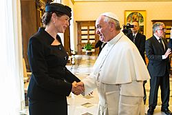 Srečanje premierke Alenke Bratušek s papežem Frančiškom 2013 (2)