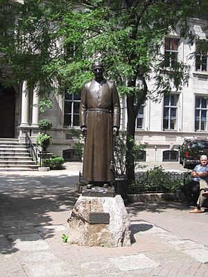 Statue Place Frère André