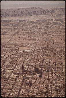AERIAL OF PHOENIX, ARIZONA. (FROM THE DOCUMERICA-1 EXHIBITION FOR OTHER IMAGES IN THIS ASSIGNMENT, SEE FICHE NUMBERS... - NARA - 553060