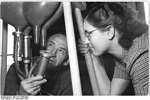 Bundesarchiv Bild 183-17369-0004, Barby, Bauer eine Melkmaschine präsentierend
