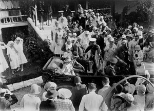 Duke and Duchess of York spend an afternoon with sick and invalid Diggers 1927f