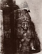 Green, John B. - Abu Simbel; Toui, die Mutter von Ramses II., Statue links des zweiten, südlichen Kolosses am Tempel von Ramses II. (Zeno Fotografie)