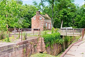 Lock 24 Rileys Lock with Lockhouse 