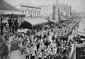 StateLibQld 2 93580 Parade of troops in Queen Street, Brisbane, March, 1900
