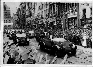 Adolf Hitler an der Spitze einer Autokolomne in den Straßen Danzigs