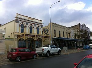 Drew Robinson & Co building and the White Star Hotel