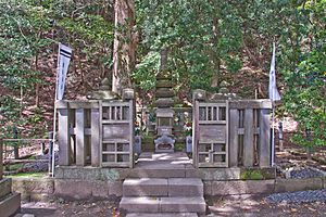 Minamoto-no-Yoritomo Grave2-Kamakura