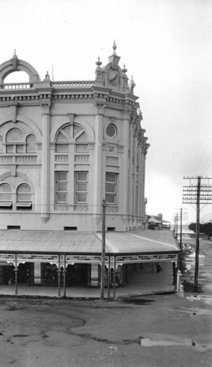 StateLibQld 2 157186 Bolands situated on the corner of Lake and Spence Streets, Cairns, 1925