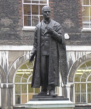 Statue Of Viscount Nuffield-Guys Hospital-London