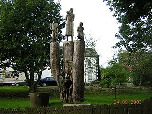 Tree Sculpture of The Potato Famine at Tannaghmore Gardens. - geograph.org.uk - 1223850