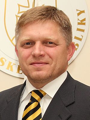 Valdis Dombrovskis tiekas ar Slovākijas premjeru Robertu Fico (8053988819) (cropped)