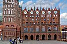 2008 Stralsund - Rathaus (03) - Alter Markt (14434550638).jpg