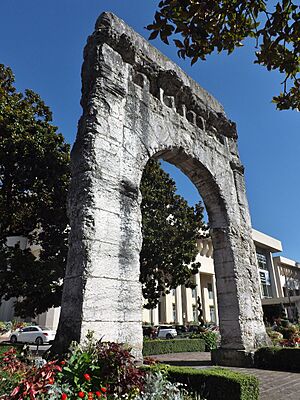 Arc de Campanus et thermes nationaux