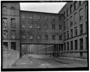 CLOSE UP VIEW SOUTH OF BRIDGE OVER ORGAN STREET BETWEEN BUILDING 24 AT LEFT AND BUILDING 7 AT RIGHT OF PHOTOGRAPH - Bryant Electric Company, Building No. 24, 80 Organ Street, HAER CONN,1-BRIGPO,5A-7