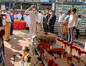 Commodore NP Pradeep, Naval Officer in Charge (Odisha), pays homage at the funeral ceremony of Vice Admiral S.H. Sarma, PVSM, Flag Officer Commanding Eastern Fleet FOCEF during 1971 War