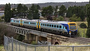 CountryLink Xplorer crossing the Queanbeyan River Railway Bridge (cropped)