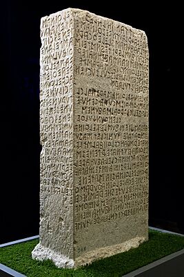 Perugia, Museo archeologico Nazionale dell'Umbria, cippo di Perugia.jpg