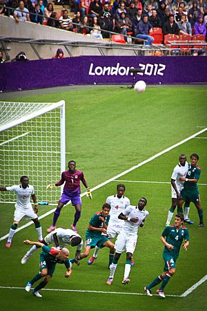 Senegal defends vs cross, Mexico vs Senegal @ London 2012 -11