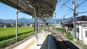 Ueda-dentetsu-Uedahara-station-platform-20110907-101202.jpg