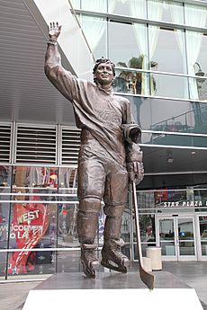 Wayne Gretzky statue at Star Plaza, downtown LA, USA - panoramio