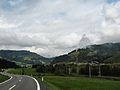 2012-08-08 10.49 Hochfilzen, wegpanorama met rokende oude fabriekspijp foto2