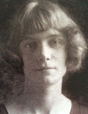Anne Dawson MBE 1917.jpg