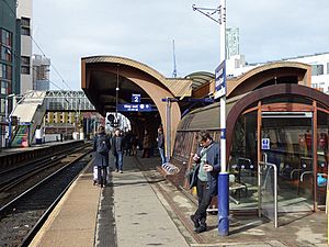 Oxford Road station - platform canopy and waiting room (geograph 5724039)