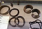 Benin, yoruba, braccialetti, anelli e altri monili