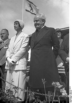 Bundesarchiv Bild 102-14016, Gerhard Hauptmann mit Ehefrau